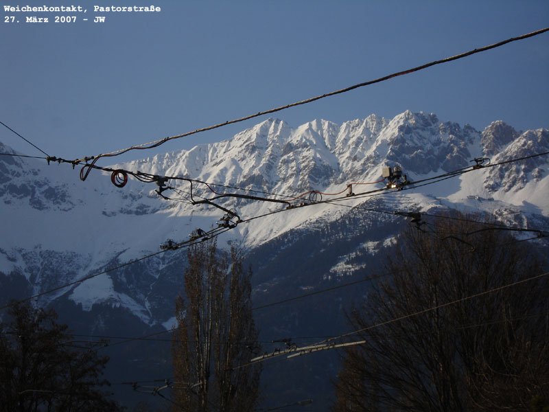 Himmel �ber der Pastorstra�e - �ber derselben ist an Geigen kein Bedarf - Speisemasten, Weichenkontakte sonder Zahl, Busoberleitungen, Tramoberleitungen. 27. M�rz 2007 kHds