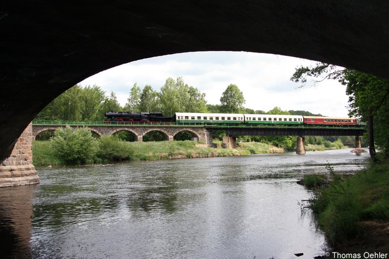 Himmelfahrtstour der IG Dampflok Nossen e.V am 17.05.07 von Nossen ber Freiberg nach Hainichen und retour: Der Sonderzug berquert hier die Zschopau auf der bekannten Brcke bei Braunsdorf/Lichtenwalde.