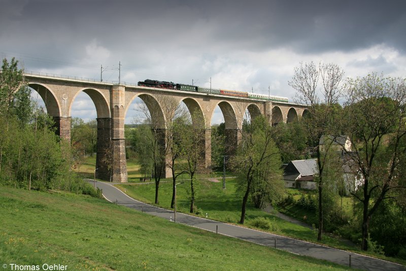 Himmelfahrtstour der IG Dampflok Nossen e.V am 17.05.07 von Nossen ber Freiberg nach Hainichen und retour: Die Sonne spielte mit, als 52 8079 auf dem Viadukt bei Frankenstein auftaucht.