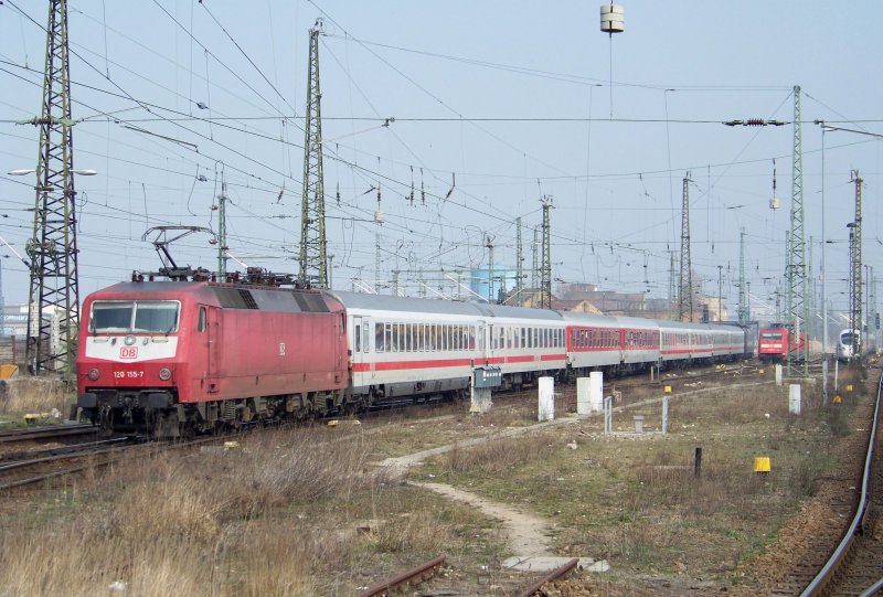Hinten am IC 73930, nach berlin Gesundbrunnen,  schiebt die orientrote 120 155-7. Hier gerade bei der Ausfahrt aus dem Leipziger Hbf. 04.04.2009
