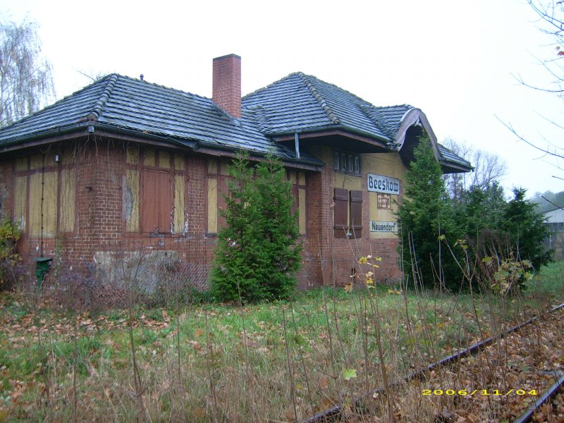 Hinter Bschen versteckt und vergessen- der Bahnhof Beeskow- Neuendorf der, seit 1911 bestehenden Kleinbahn Beeskow- Frstenwalde. Entworfen wurde dieses Gebude von dem Geh. Knigl.
Baurat Otto Techow(1848-1919). November 2006