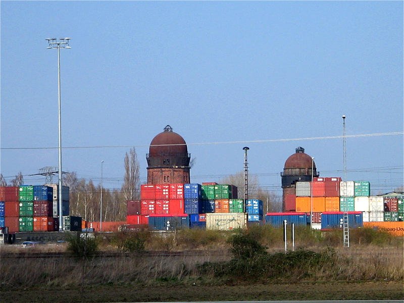 Hinter Containern verstecken sich die beiden Wassert�rme  des ehemaligen BW Leipzig Wahren. Ob die Lampen auf dem Containerumschlagplatz sturmfest sind? SO wie die da stehen offensichtlich nicht. 01.04.08