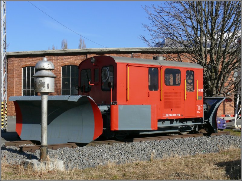 Hinter dem alten Rundschuppen in Sargans hat der Bahndienst ein hbsches Denkmal aufgestellt mit Tm631, der frher die Schneerumung im Raum Sargans besorgte. (29.01.2008)