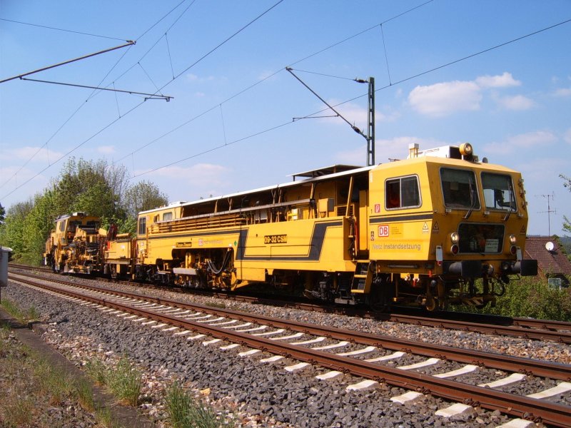Hinter dem Bahnhof Lauchheim stand am 28.04.07 vor einem roten Signal folgende Stopfmachiene der DB-Netz-Instandsetzung. 