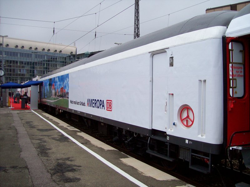 Hinter dem letzten Containerwagen meiner Meinung nach ein ehemaliger  Bahnpostwagen (umgebaut). Sollte ich mich tuschen dann bitte ich um Berichtigung. Aufgenommen am 30.08.07.