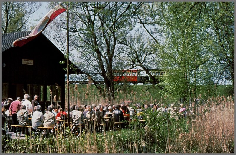 Hinter dem schtzenden Rheindamm liegt die gemtliche Jausestation mitten im Schilf bei Fussach. (Archiv 05/91)