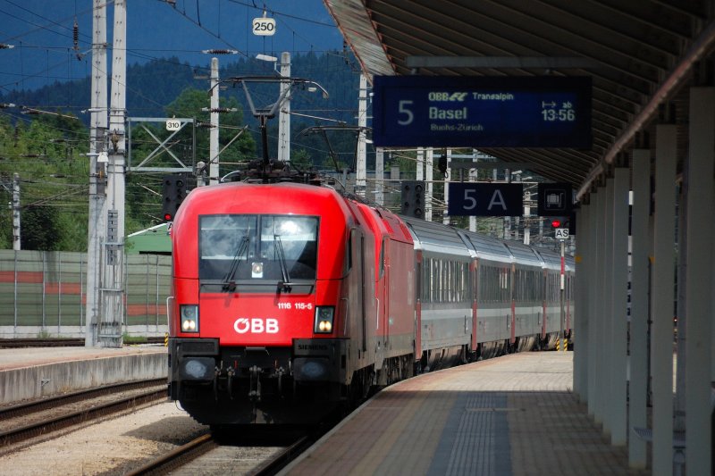 Hinter dem wohl ber�hmtesten �BB-Eurocity braut sich was zusammen: 1116 115-5 plus Schwesterlok vor EC  Transalpin  Richtung Basel bei Einfahrt W�rgl Hbf. (20.07.2008)