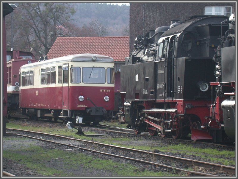 Hinter der Einheitsdampflok 996001-4 ex NWE aus dem Jahre 1939 steht der Triebwagen 187013-8  Fischstbchen  aus dem Jahre 1954. Wernigerode Westerntor 13.12.2006