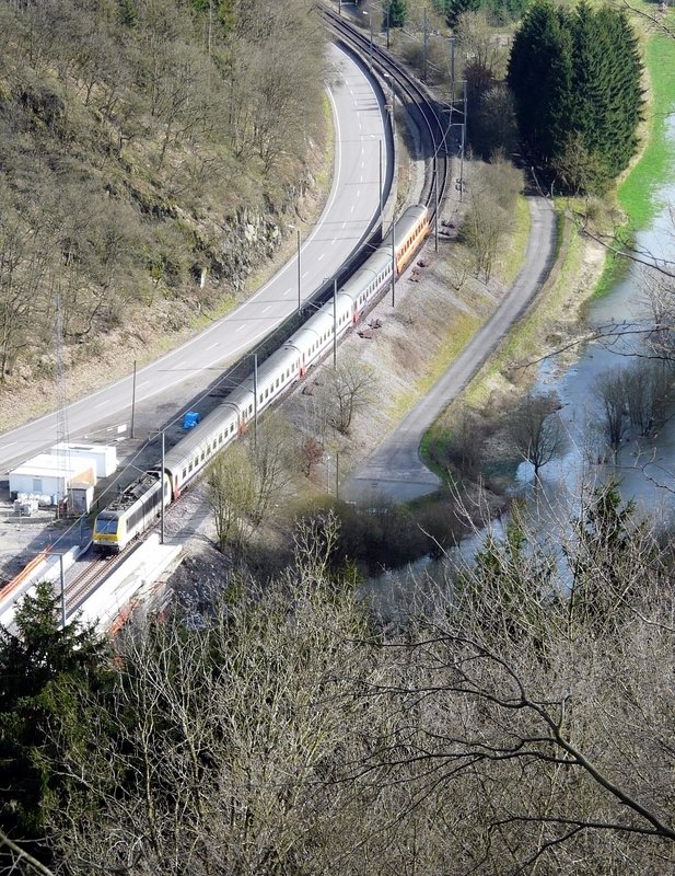 Hinter Michelau erreicht IR 116 die runderneuerte Brcke ber die Sauer, bevor er in den Tunnel Bourscheid einfhrt. Diese Bilder wurden am 29.03.08 von der Strae nach Bourscheid, etwas unterhalb der Burgruine gemacht.