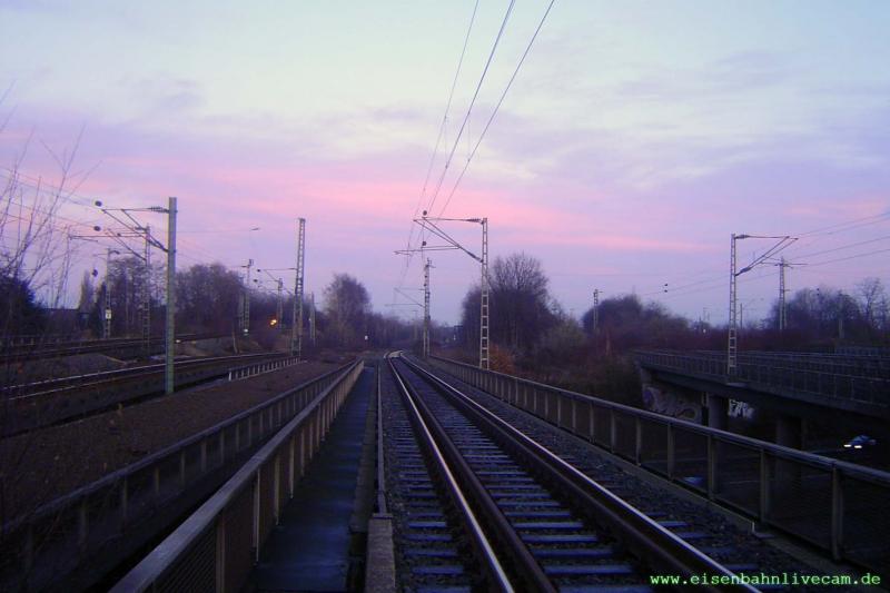 Hinter der nrdlichen Ausfahrt des Duisburger Hbf verzweigen die Strecken ins nrdliche und stliche Ruhrgebiet sehr spektakulr auf 7 Gleisen ber die Ruhr - 25.12.2005