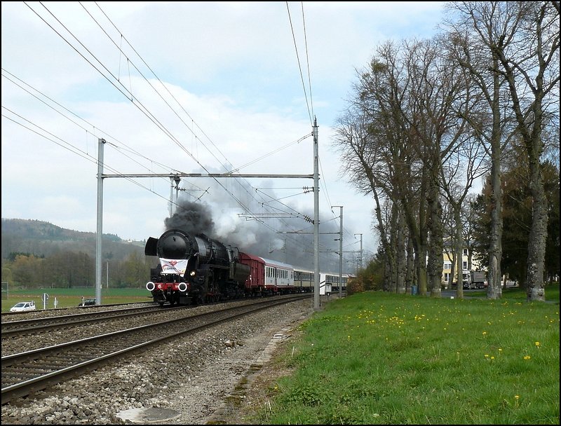 Hinter Schieren musste die Dampflok 5519 sich nochmals krftig ins Zeug legen, um ihre Zuggarnitur in Richtung Luxemburg zu ziehen. 20.04.08