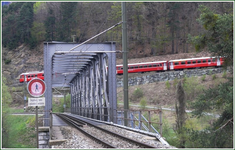 Hinter der Vorderrheinbrcke der Oberlnder Linie fhrt R1542 talwrts nach Reichenau-Tamins. (16.04.2009)