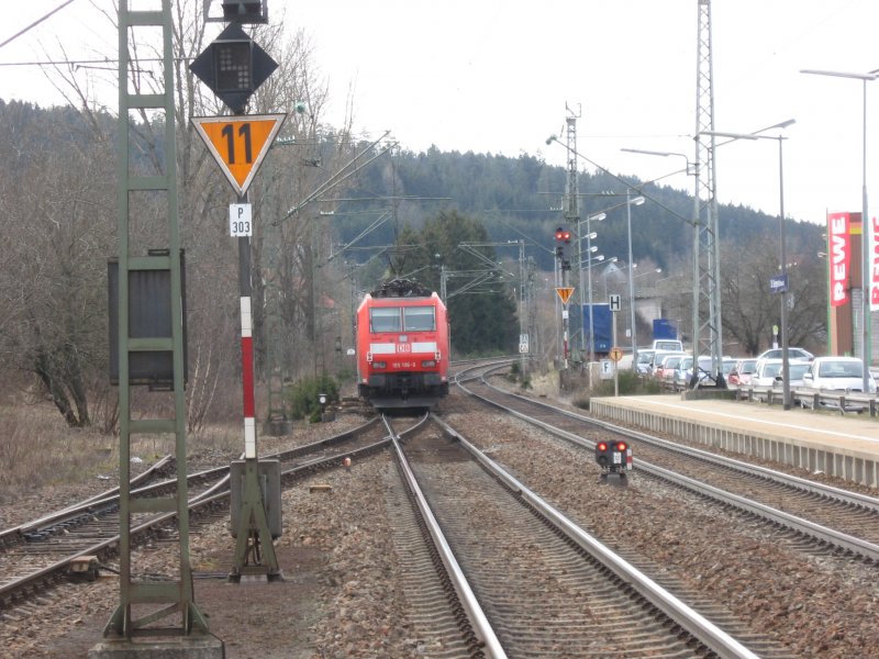 Hinter der ziehenden BR 152 164-0 hängt die abgebügelte BR 185 136-9  bei der Durchafrht durch den Bahnhof St.Georgen/Schwarzwald am 9.3.07
