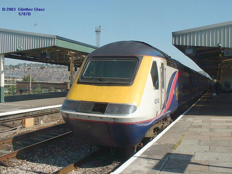 Hinterer Diesel-Triebkopf 43142 First am 17.09.2003 im Bahnhof Plymouth an einen Zug nach London mit einer anderen Lackierung.