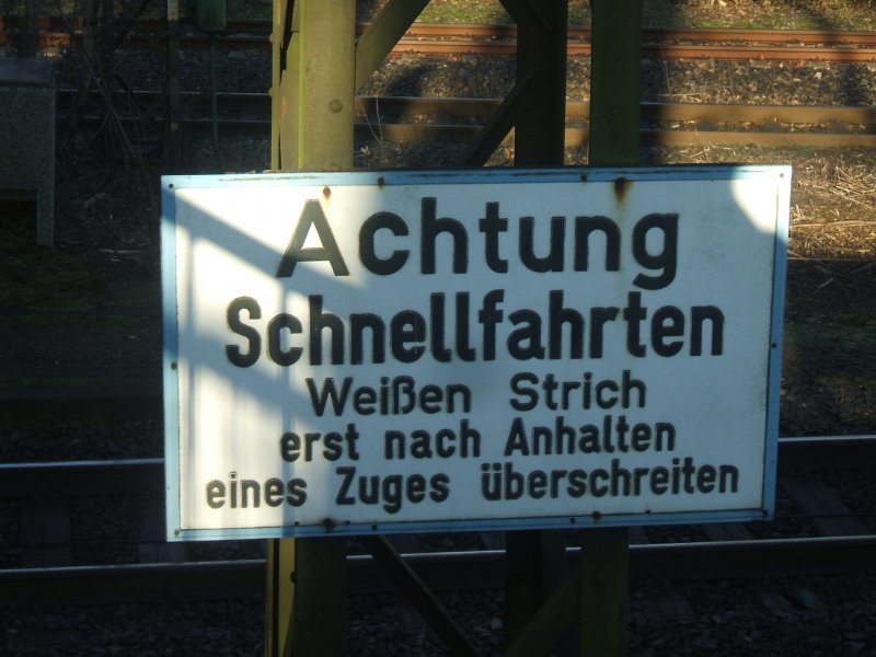 Hinweis-Schild am Haltepunkt Dortmund Scharnhorst.(24.12.2007)