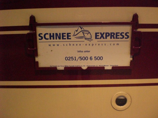 Hinweisschild an einem Wagen des Schnee-Express-Zuges von Hamburg nach Bludenz. 31.1.2009