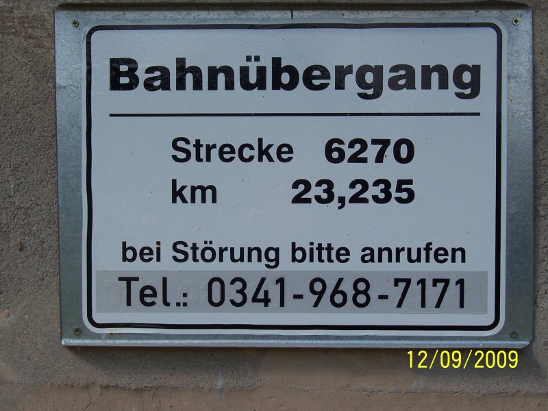 Hinweisschild zum Bahnbergang KBS 544 (Zwickau (Sachs) - Plauen (Vogtl) - Hof/Bad Brambach - Cheb - Marktredwitz/Marianske Lazne) Ortslage Unterhermsgrn, nahe Oelsnitz/Vogtland

