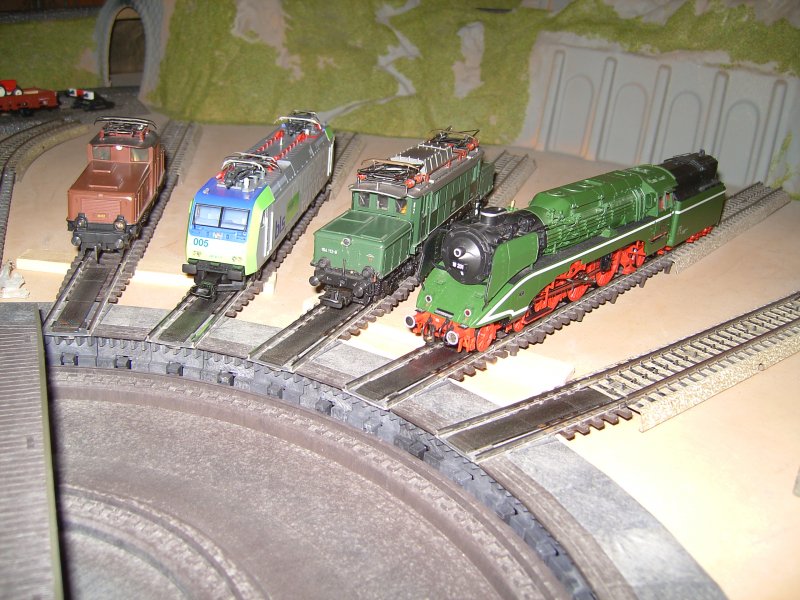 Hir entsteht mahl ein Lokschupen. Bis ich dehn zusammengebaut habe mssen meine Loks ohne dach ber dem kopf auskommen.