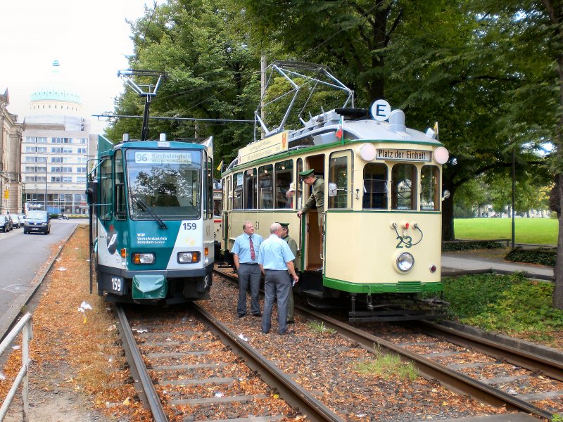 Hist. Strassenbahn aus Mageburg und Tatra-Zug in Potsdam am Platz der Einheit, Sept. 2007