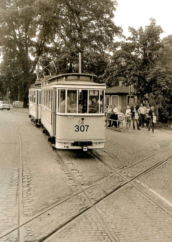 Hist. Strassenbahnzug an der Kreuzung mit der Schmalspurbahn in Dresden - Weies Ro, um 1988