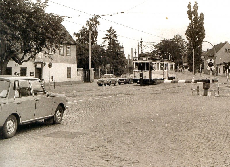 Hist. Strassenbahnzug in Dresden-Weier Hirsch an der Kreuzung mit der Schmalspurbahn, um 1988