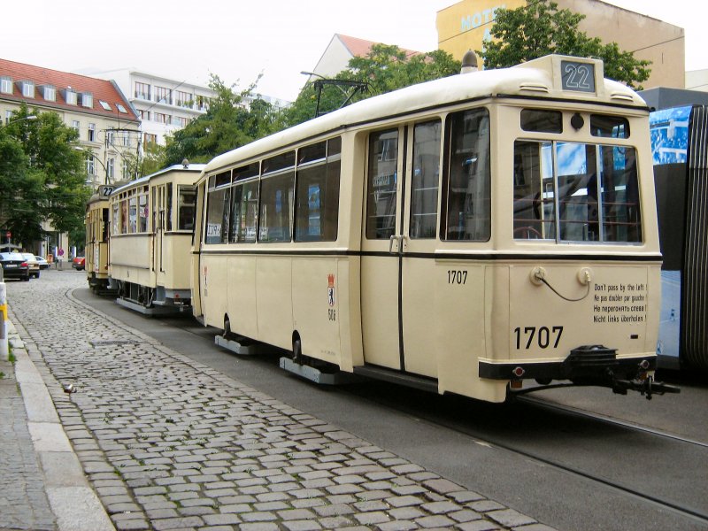 Hist. Strassenbahnzug mit zwei Hngern in der Schleife am Hackschen Markt, Themenfahrt am 13. 7. 2008