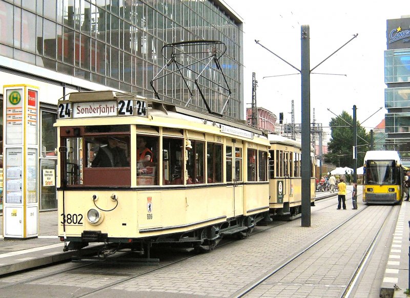 Hist. Strassenbahnzug (Tw  3802 mit Bw) am Bahnhof Berlin-Alexanderplatz, Themenfahrt 2007