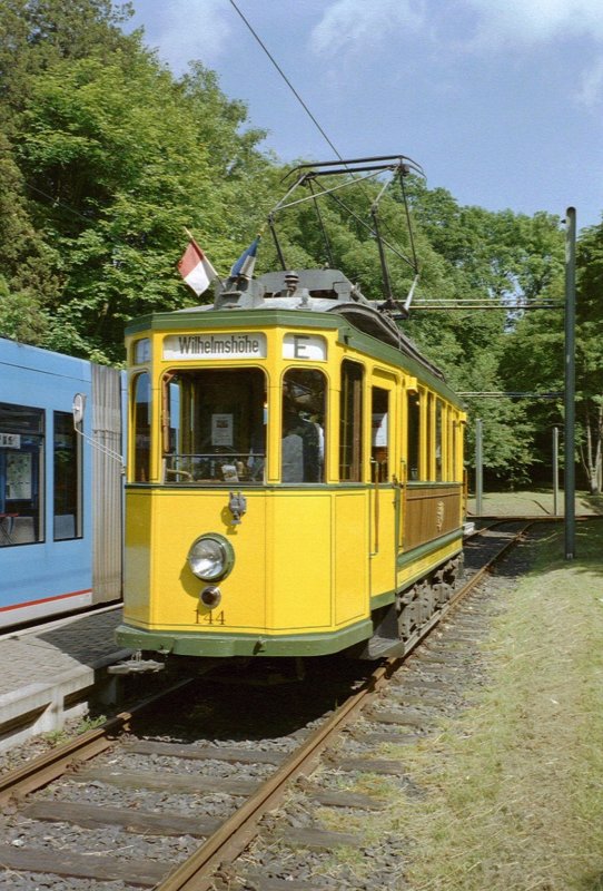 Hist. Triebwagen 144 der Strassenbahn Kassel, hier 2003 an der Endstelle Wilhelmshhe