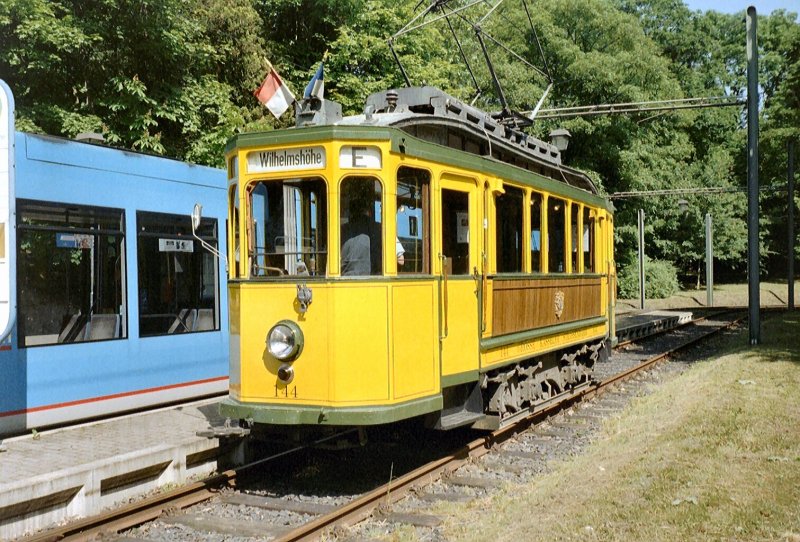 Hist. Triebwagen 144 der Strassenbahn Kassel an der Endstelle Wilhelmshhe bei einer ffentlichen Sonderfahrt 2003