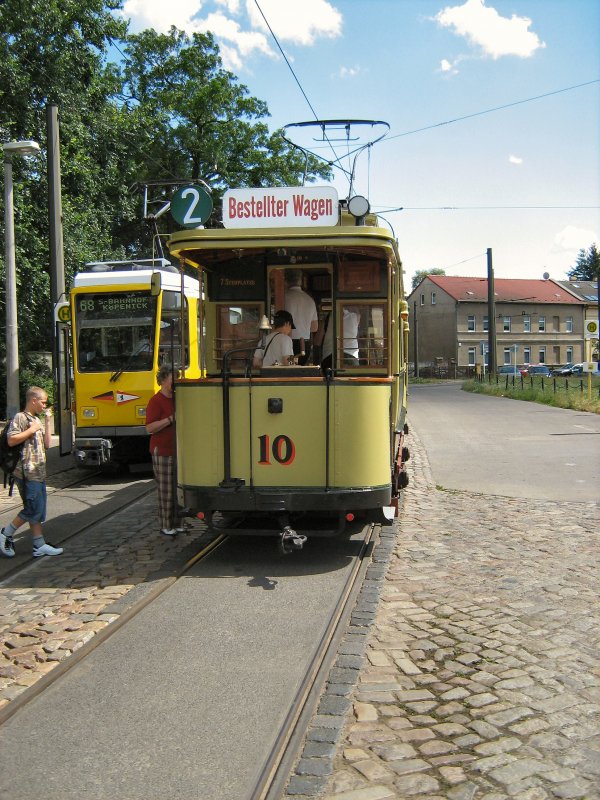 Hist. Tw 10 der ehem. Cpenicker Strassenbahn, hier in Alt Schmckwitz. TATRA-Wagen T6 fhrt inzwischen nicht mehr, Herbst 2006