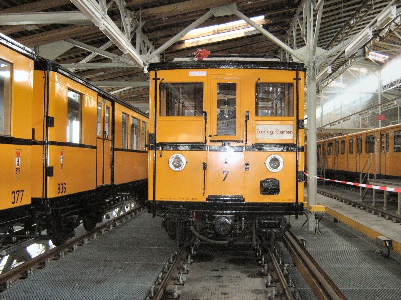 Hist. U-Bahnwagen 7, Tag des offenen Denkmals in der Wagenhalle Warschauer Brcke, 2007