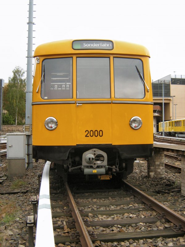 Hist. U-Bahnzug 2000/2001 auf Sonderfahrt zwischen Werkstatt Seestrae und Wedding snllich des Tages der offenen Tr, 7. 9. 2008