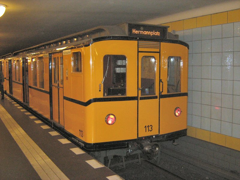 Hist, U-Bahnzug der BVG (Groprofil) auf der U 8  nach hermannplatz