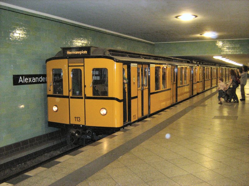 Hist. U-Bahnzug (Groprofil) im U-Bhf Alexanderplatz, 2007