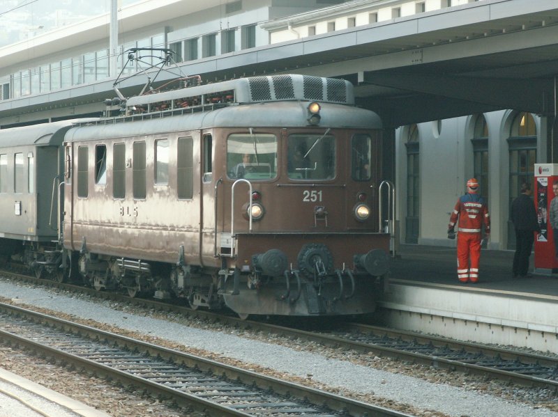 Hist.Ae 4/4 251 der BLS am 12.09.09 vor dem Nostalgie Rheinexpress(NRE)das erste Mal in Chur!