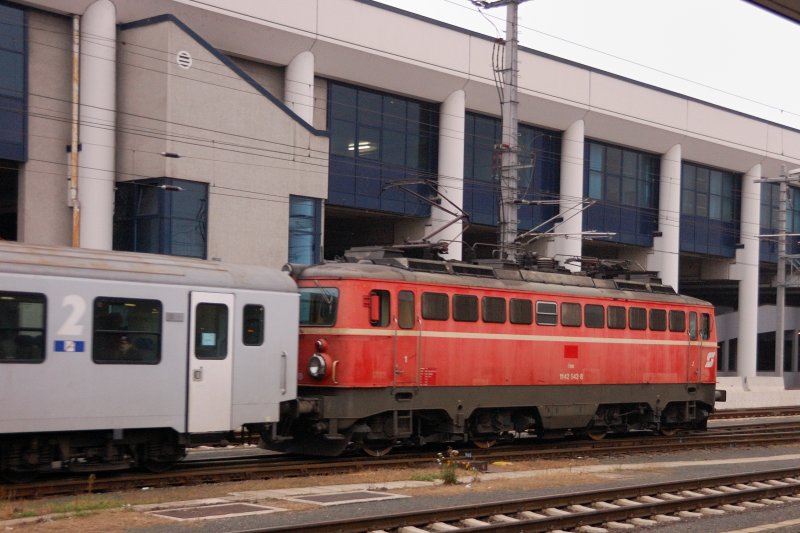 Historie und Moderne: 1142 542-8 als Zugmittel fr ein City-Shuttle vor der Kulisse des Parkhauses am Linzer Bahnhof. (10.11.2008).
