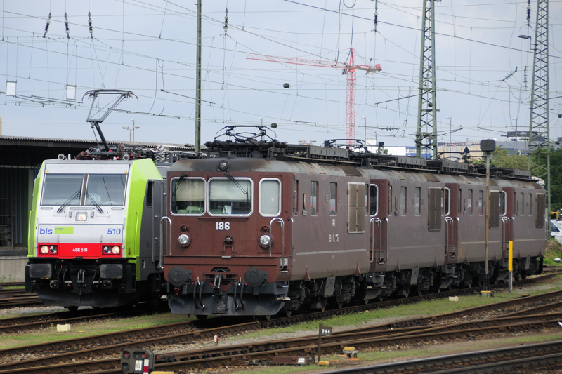 Historie und Moderne bei der BLS: Das Besondere an 486 510 sollte mir erst spter bewut werden... (Basel Badischer Bahnhof, 10.08.09).