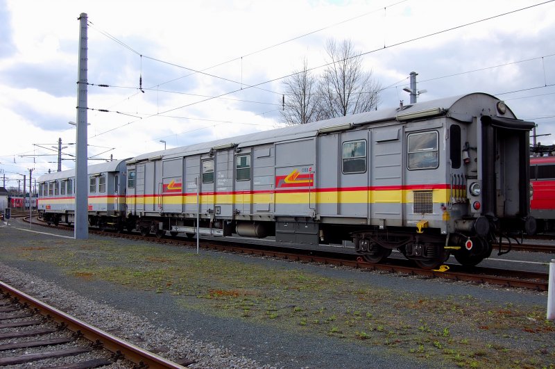 Historisch anmutend, aber 100% fit.. zwei Wagen (Mannschaft und Gerte) des BB-Hilfs-/Rettungszuges fr Einstze und Unflle aller Art. Man findet dieses Prchen auf allen greren Bahnhfen.