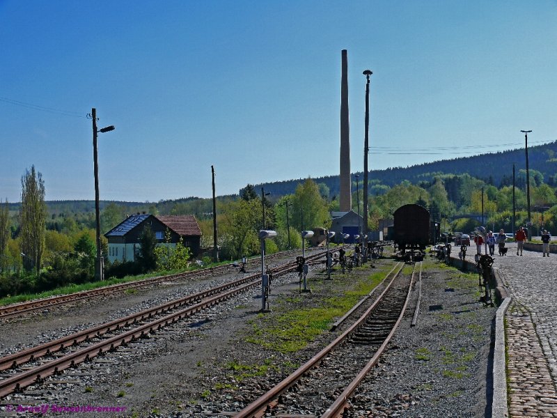 Historisch in Cranzahl: Normal auf Schmal.
Die technische Mglichkeit zum Verladen von Normalspurwagen auf die 750mm-Schmalspur gbe es noch, aber der (halt auch personalintensive) Gterverkehr auf der schmalspurigen Fichtelbergbahn ist schon seit vielen Jahren eingestellt.

11.05.2008 Cranzahl 