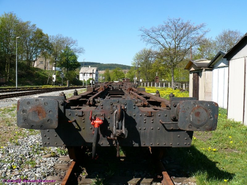 Historisch in Cranzahl: Schmal auf Normal. 
Normalspuriger Transportwagen zum Transport von Schmalspurfahrzeugen. Heutzutage wird diese sinnvolle Transportmglichkeit leider nicht genutzt, da es momentan  billiger ist die Schmalspurfahrzeuge auf der Strae zu berfhren, als sie auf Normalspurwagen ber die Gleise der DB zu berfhren.
11.05.2008 Cranzahl 
