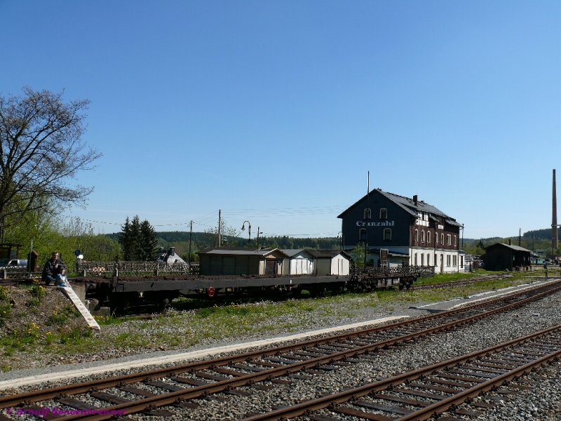Historisch in Cranzahl: Schmal auf Normal.
berladerampe zum Verladen von Schmalspurfahrzeugen auf normalspurige Transportwagen, von denen zwei an der Rampe zu sehen sind. Technisch ist dies natrlich problemlos, aber heutzutage ist es -LEIDER- billiger die Schmalspurfahrzeuge auf der Strae zu transportieren, als sie auf Normalspurwagen ber die Gleise der DB zu berfhren und so wird auch diese sinnvolle Transportmglichkeit derzeit nicht genutzt.

11.05.2008 Cranzahl 
