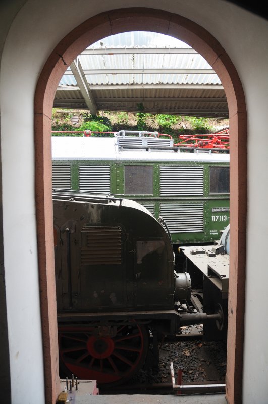 Historisch gesehen im Eisenbahnmuseum Neustadt/Weinstrasse: Ausblick auf E 77 und im Hintergrund E 17 113. (Mai 2009).