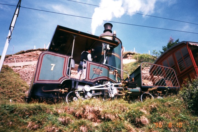 Historische Dampflok Nr.7 mit Stehkessel am 10.8.1996 bei Rigi-Kulm. Diese Lok fuhr zur 125 Jahrfeier zwischen Rigi-Kulm und Rigi-Staffelhhe im Pendelbetrieb.