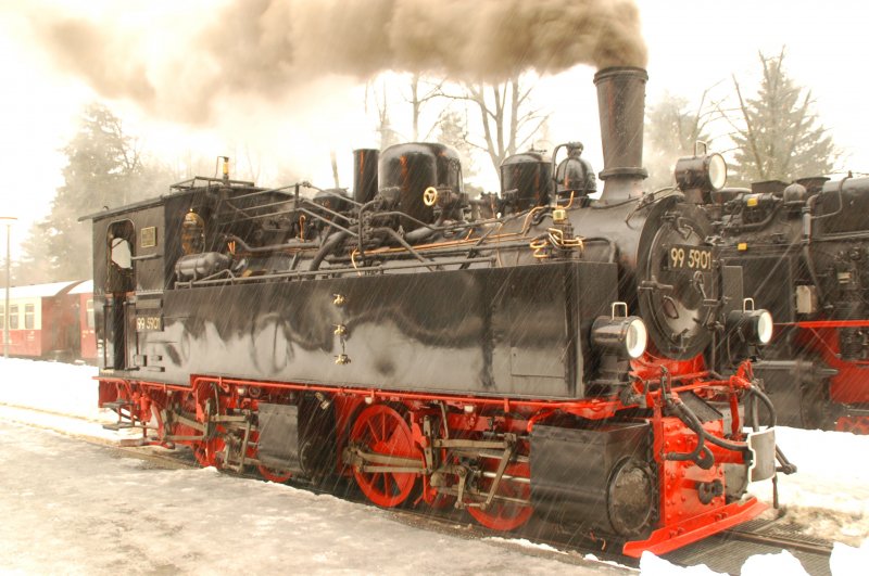 Historische Dampflokomotive 99 5901 der Harzer Schmalspurbahnen am 18.02.2006 im Bahnhof Drei-Annen-Hohne. Richtige Dampfnostalgie!