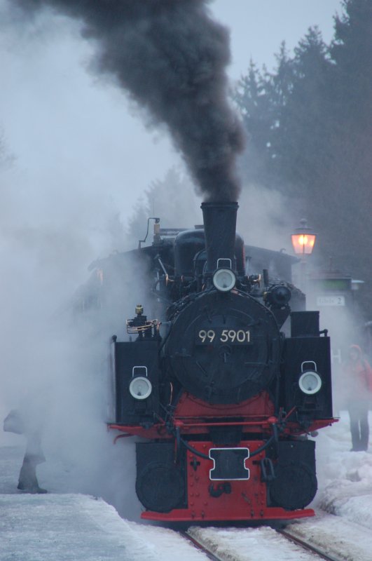 Historische Dampflokomotive 99 5901 der Harzer Schmalspurbahnen am 18.02.2006 im Bahnhof Drei-Annen-Hohne, ganz von Dampf umgeben. 