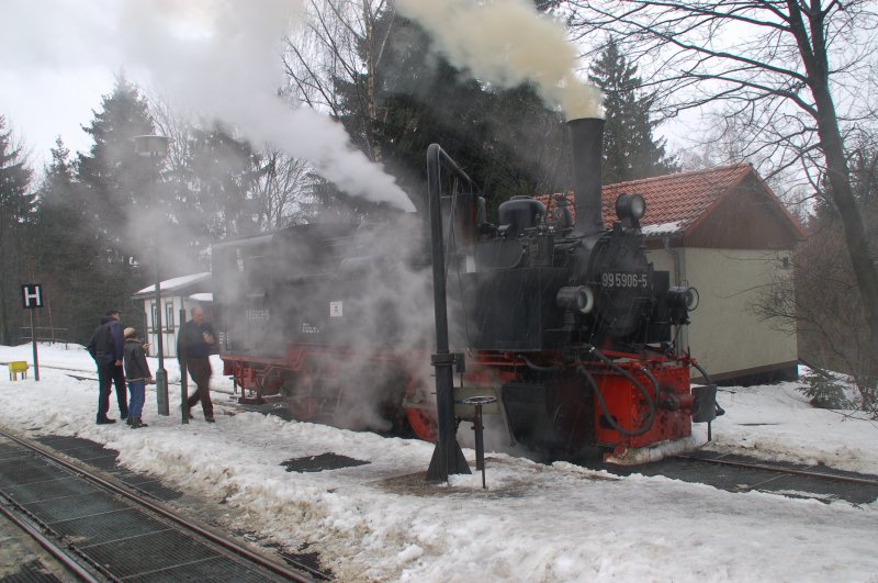 Historische Dampflokomotive 99 5906-5 der Harzer Schmalspurbahnen am 18.2.2006 im Bahnhof Drei-Annen-Hohne.