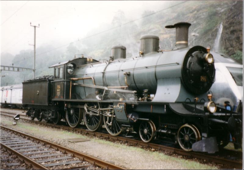 Historische Lok A 3/5 705 der SBB wartet in Biasca auf den Ansturm der Fotografen, September 1997.