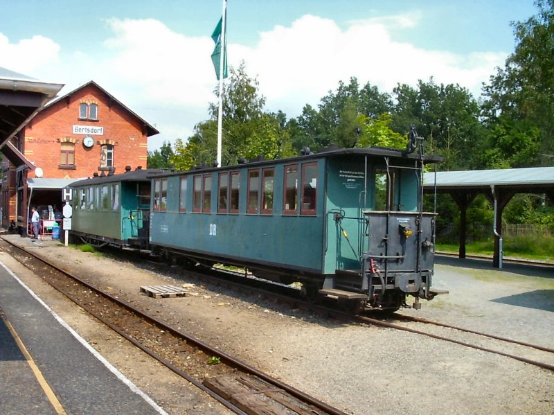 Historische Personenwagen im Bhf. Bertsdorf, Sommer 2005