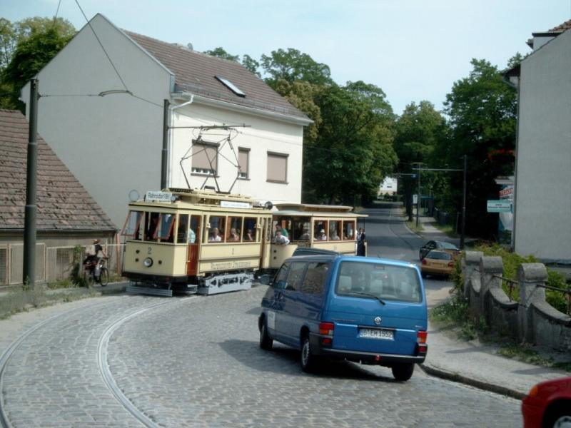 Historische Straenbahn beim Seitenwechsel. In Woltersdorf fhrt die Straenbahn auf nur einer Schiene, die teils auf der linken, teils auf der rechten Straenseite verlegt ist.
29.6.03