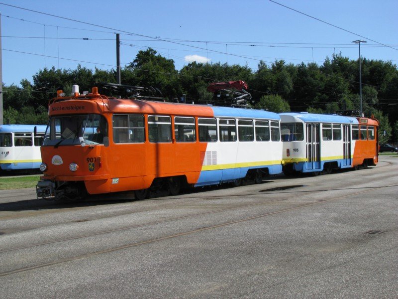 historische Straenbahn  TATRA  Nr. 907 + 905, die als Instandhaltungszug eingesetze werden. Schwerin, 30.08.2008